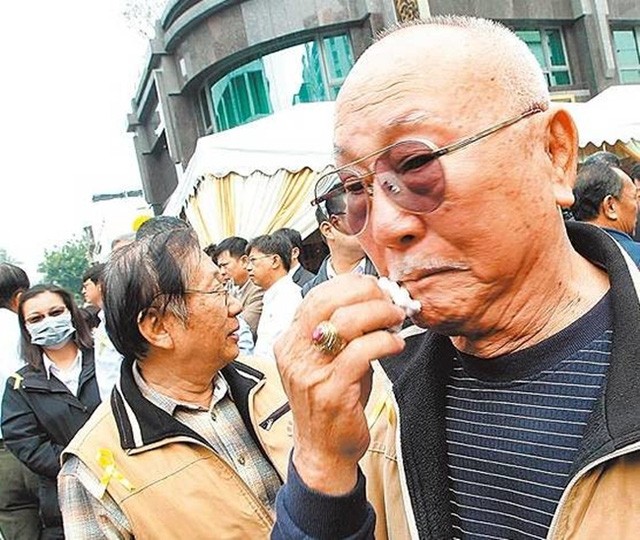 Làm ăn thua lỗ suốt 55 năm trời nhưng khi cụ bà này qua đời, hàng nghìn người đã tới đưa tang