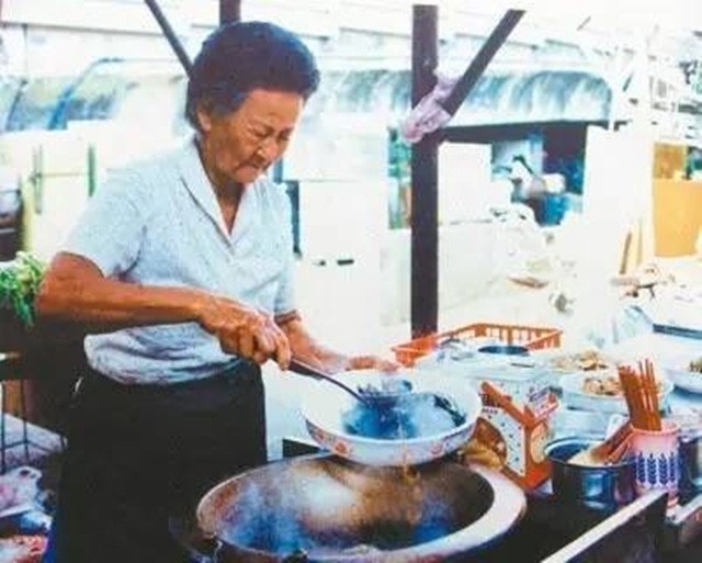 Làm ăn thua lỗ suốt 55 năm trời nhưng khi cụ bà này qua đời, hàng nghìn người đã tới đưa tang