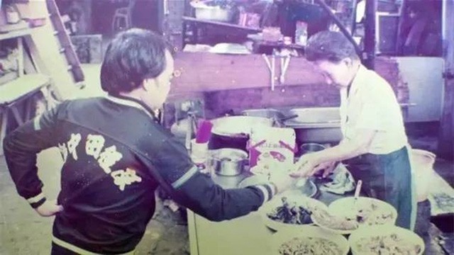 Làm ăn thua lỗ suốt 55 năm trời nhưng khi cụ bà này qua đời, hàng nghìn người đã tới đưa tang