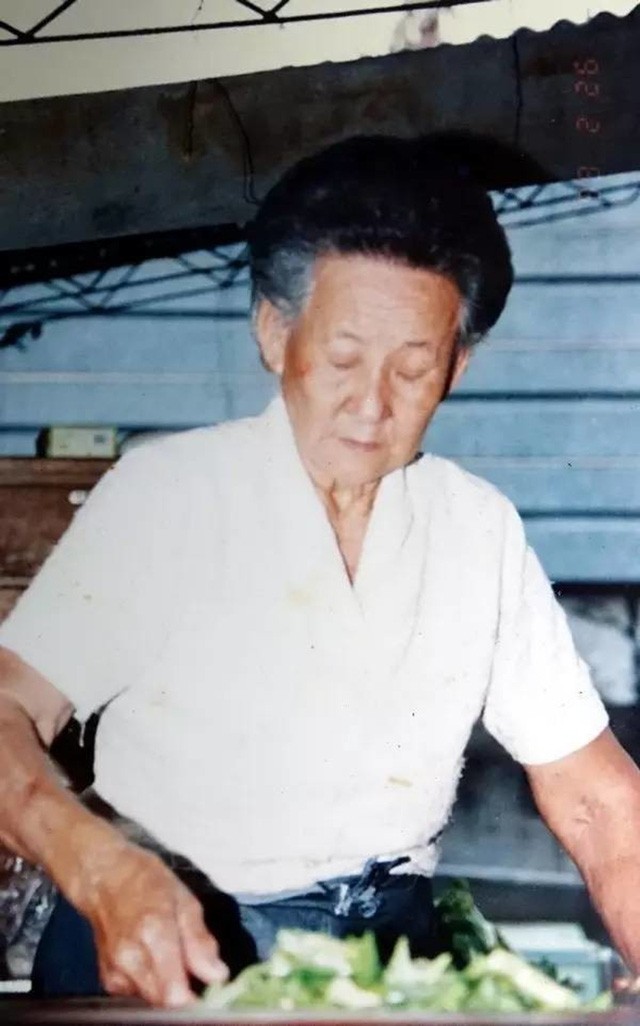 Làm ăn thua lỗ suốt 55 năm trời nhưng khi cụ bà này qua đời, hàng nghìn người đã tới đưa tang