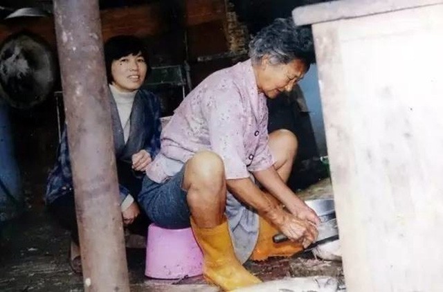 Làm ăn thua lỗ suốt 55 năm trời nhưng khi cụ bà này qua đời, hàng nghìn người đã tới đưa tang