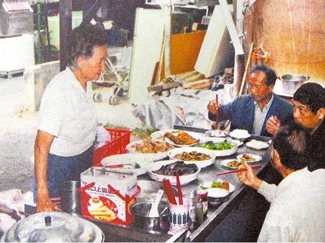 Làm ăn thua lỗ suốt 55 năm trời nhưng khi cụ bà này qua đời, hàng nghìn người đã tới đưa tang